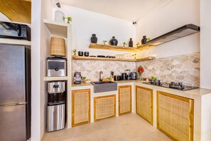 Kühlschrank, Mikrowelle, Herdplatte, Wasserkocher mit Kaffee-/Teezubehör