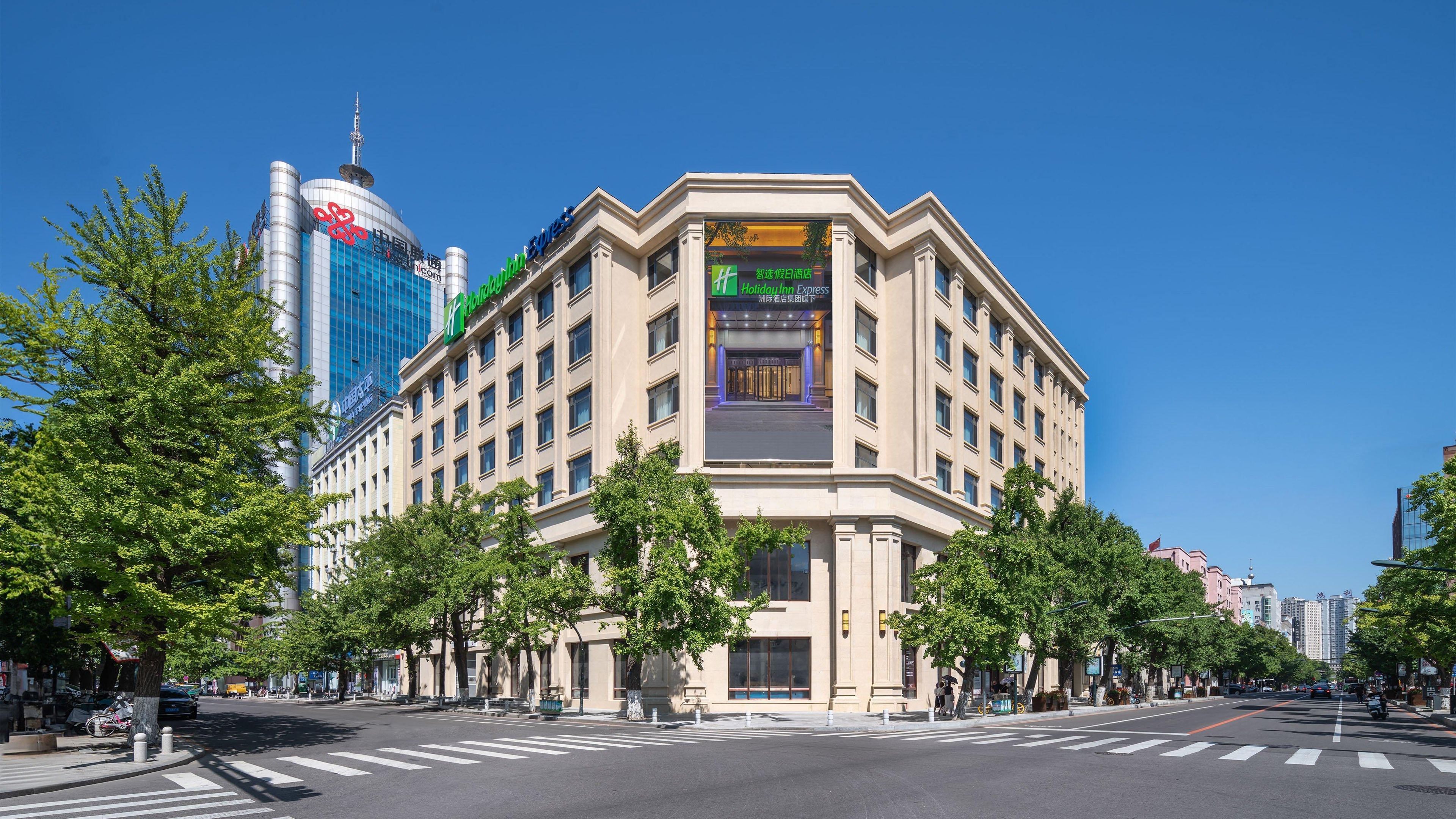 Un hôtel doté d’une façade imposante, de grandes fenêtres et d’une entrée bien visible.