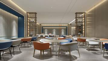 Un intérieur moderne avec des tables rondes, des chaises et des étagères.