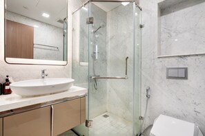 Dusche, Haartrockner, Handtücher, Seife