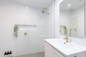 シャワー、ヘアドライヤー、タオル