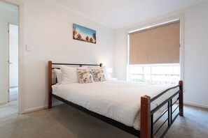 4 bedrooms, iron/ironing board, free WiFi, bed sheets