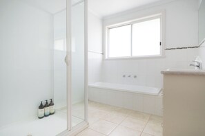 Badekar, hårtørrer, håndklæder, Shampoo