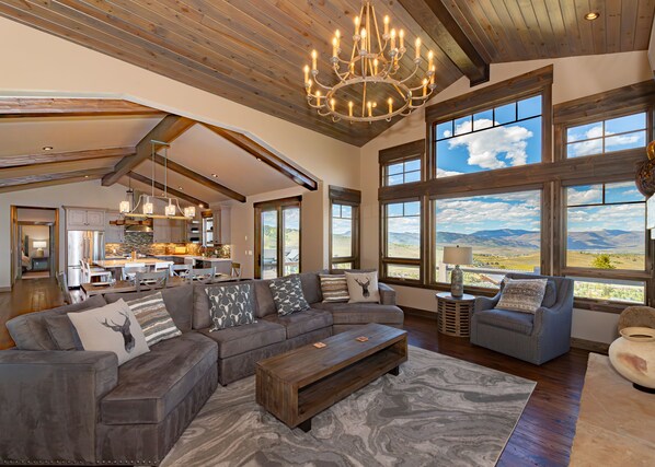 Smart TV, chimenea, estéreo