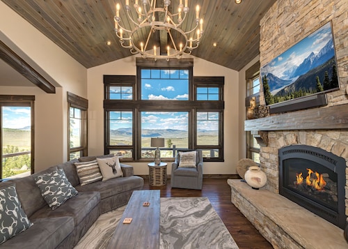 Mountainside Vista - Luxury Home with Stunning Views - Ski In / Ski Out!