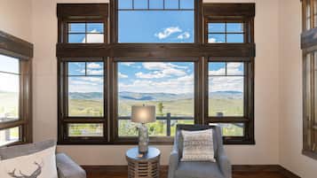 Smart TV, fireplace, stereo