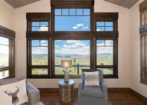 Smart TV, chimenea y estéreo 