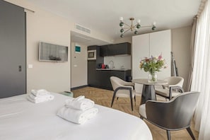 1 habitación, tabla de planchar con plancha, wifi y ropa de cama 
