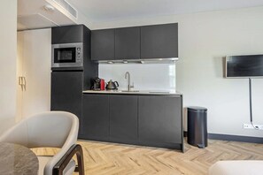 Refrigerador, microondas, horno, placa de cocina