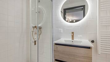 Shower, hair dryer, towels
