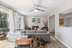 Fernseher, Kamin, Bücher, Arbeitsbereiche