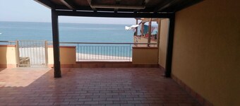 Casa con Terrazzo Coperto con Scala che Scende Direttamente Sulla Spiaggia