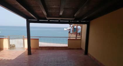 Casa con Terrazzo Coperto con Scala che Scende Direttamente Sulla Spiaggia