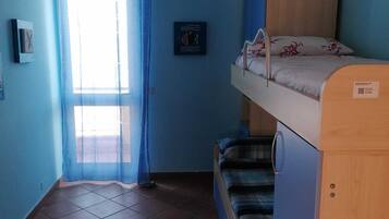 3 habitaciones, tabla de planchar con plancha, wifi y ropa de cama