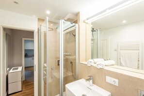 Ducha, secador de pelo y toallas