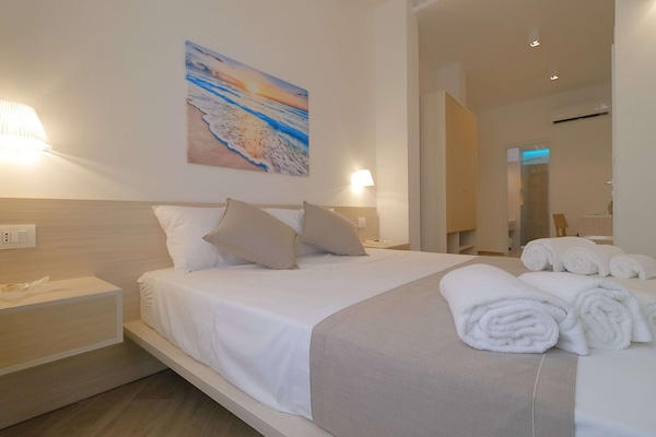 Safe på rommet, skrivebord, lydisolert og wi-fi (inkludert)