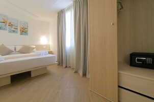 客房内保险箱、办公桌、隔音、免费 WiFi