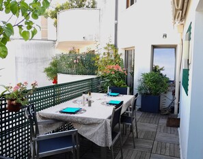 تناول الطعام بالخارج