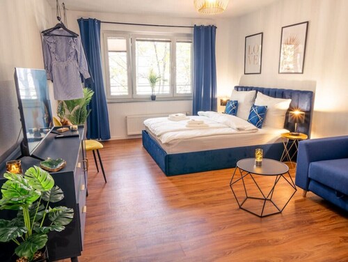 Premium Studio | 1 Min to HBF