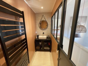 Douche, sèche-cheveux, serviettes fournies, savon