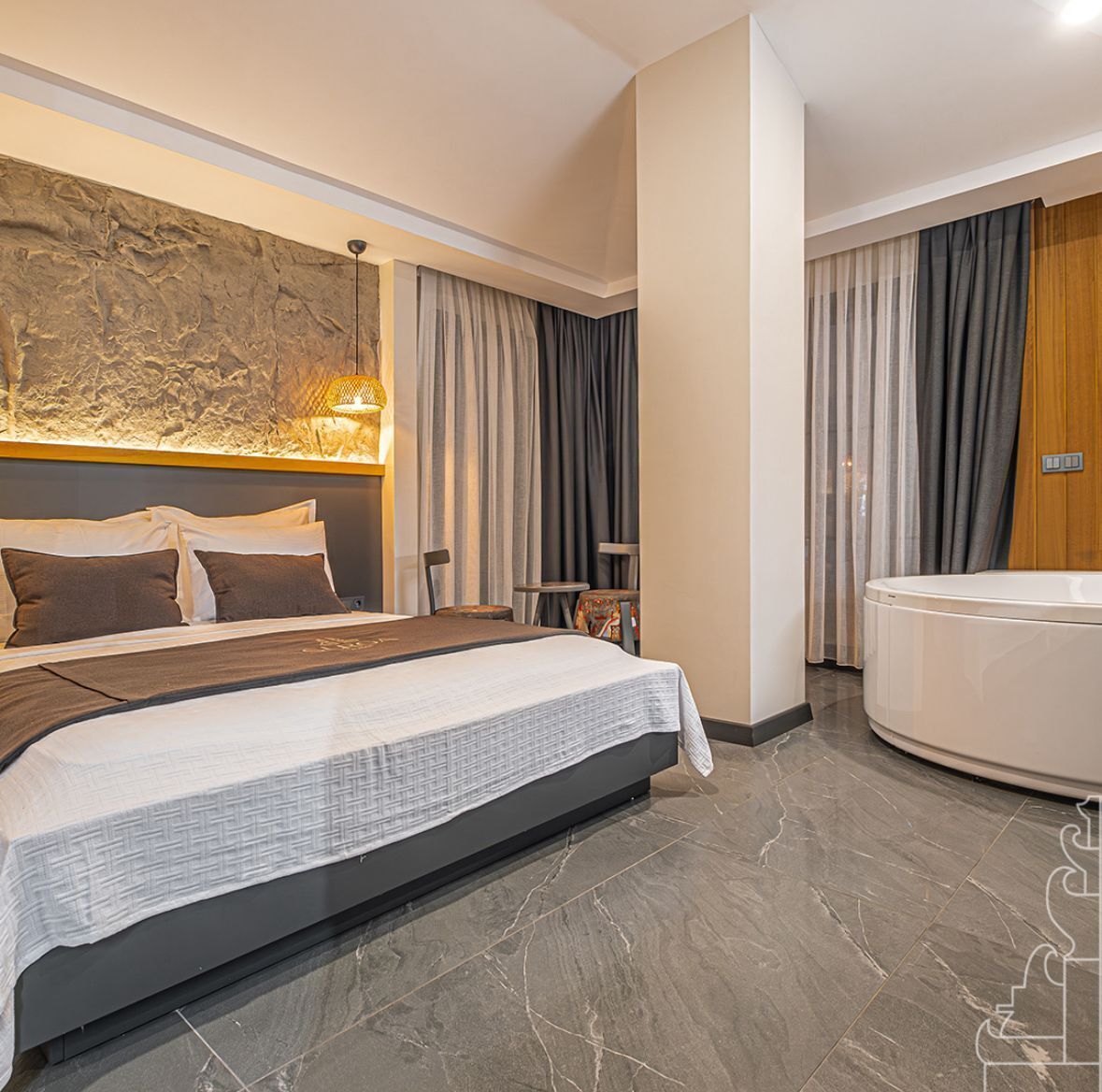 Suite estudio Premium, vistas a la piscina | Ropa de cama de alta calidad, minibar, caja fuerte