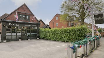 Cottage | Sports court