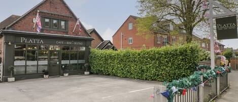 Cottage | Sports court