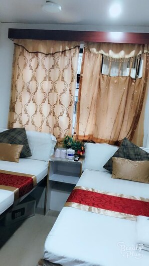Escritorio, wifi gratis y ropa de cama 