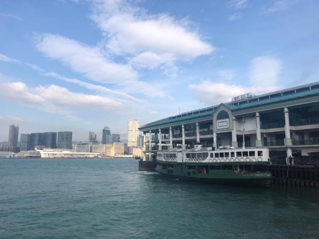 Escritorio, wifi gratis y ropa de cama 