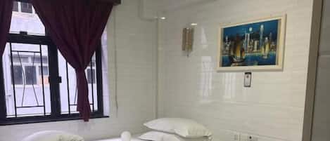 Chambre triple | Bureau, accès au Wi-Fi (inclus), literie fournie