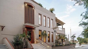Un bâtiment moderne doté d’un escalier, de grandes fenêtres et d’un espace extérieur couvert.