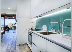 Réfrigérateur, four, plaque de cuisson, cafetière/bouilloire