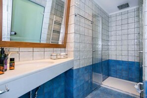 Dusche, Haartrockner, Handtücher, Shampoo