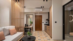 Un salon moderne avec un canapé, une table basse et un coin repas.