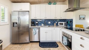 Fridge, microwave, oven, stovetop - Key Largo Casita: Ocean Views, Near Pennekamp Park! (Key Largo)