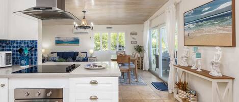 Geladeira, micro-ondas, fogão, cooktop