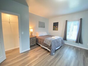 3 sovrum, skrivbord, strykjärn/strykbräda och resesäng