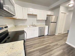 Jääkaappi, mikroaaltouuni, uuni, liesi