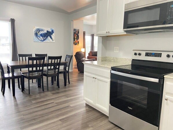 Kylskåp, mikrovågsugn, ugn och spishäll