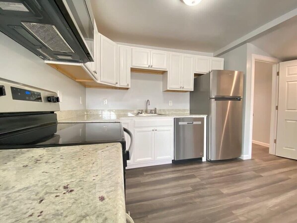 Fridge, microwave, oven, stovetop - 3rd Base Apt 2 - All Star Baseball Rentals (Oneonta)