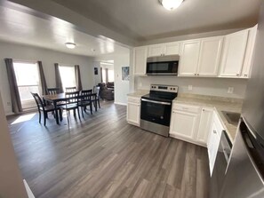 Fridge, microwave, oven, stovetop - 3rd Base Apt 2 - All Star Baseball Rentals (Oneonta)