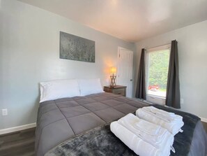 3 bedrooms, desk, iron/ironing board, WiFi - 3rd Base Apt 2 - All Star Baseball Rentals (Oneonta)