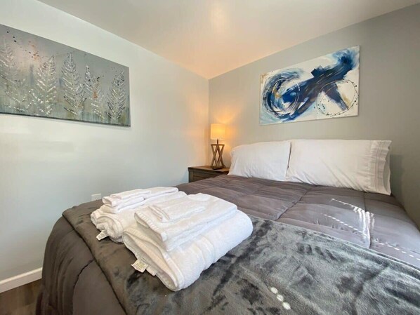 3 bedrooms, desk, iron/ironing board, travel cot