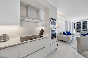 Réfrigérateur, micro-ondes, four, plaque de cuisson