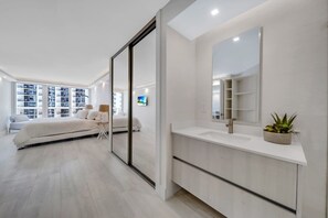 2 bedrooms, desk, iron/ironing board, travel cot - 2BR Emerald Water and Sunshine (Miami)