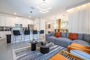 Un espacio habitable moderno con cocina, comedor y zona de estar.