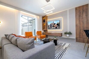 Fernseher, DVD-Player, Stereoanlage, Arbeitsbereiche