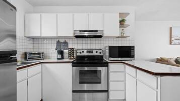 Geladeira, micro-ondas, fogão, cooktop