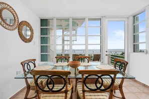 Dining - Faro Penthouse | Beachfront with Stunning Views (Maunabo)