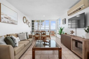 TV, offices - Faro Penthouse | Beachfront with Stunning Views (Maunabo)